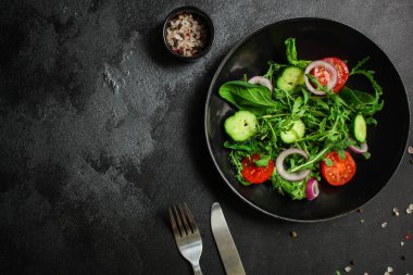 Sebzeli ve otlu taze salata