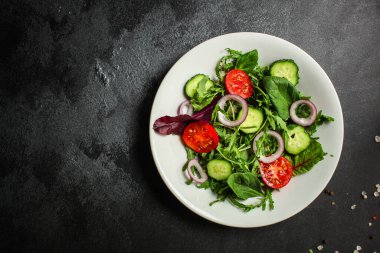 Sebzeli ve otlu taze salata