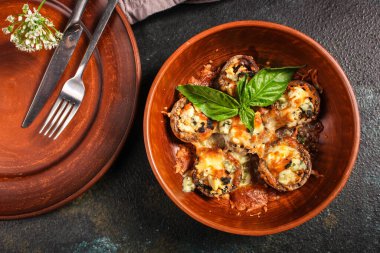 Kil tabakta pişmiş mantar.