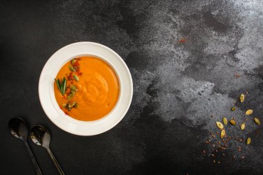 Roka ve çekirdekli kabak çorbası.