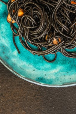 Midyeli siyah makarna.