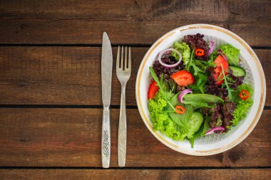 salata ve otlar soğan, salatalık ve domates karışımı.