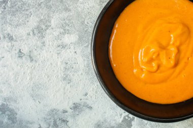 Balkabağı çorbasının üstü.