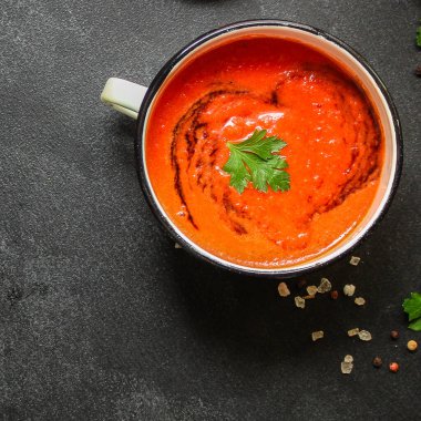 Tabakta domates çorbası çorbası. Lezzetli. Metin ve yemek arkaplanı için fotokopi odası var.  