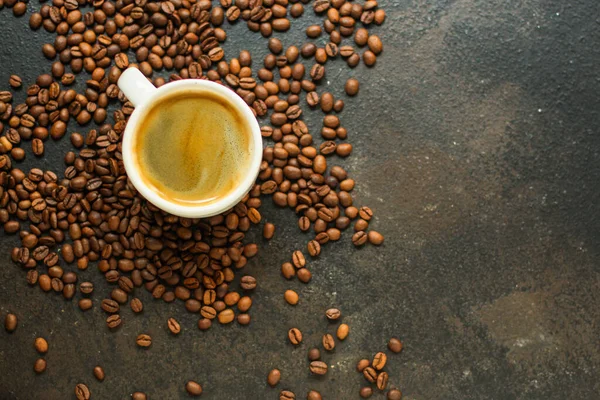 Xícara Café Com Grãos Torrados Fundo Escuro — Fotografia de Stock