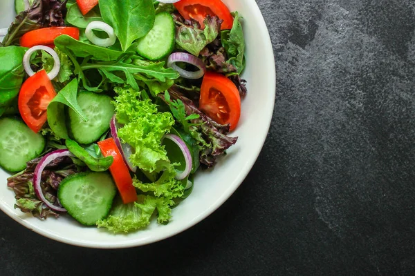 Ensalada Con Hierbas Mezclar Cebolla Pepinos Tomates —  Fotos de Stock