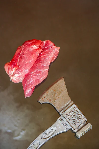 Raw Meat Pieces Axe — Stock Photo, Image