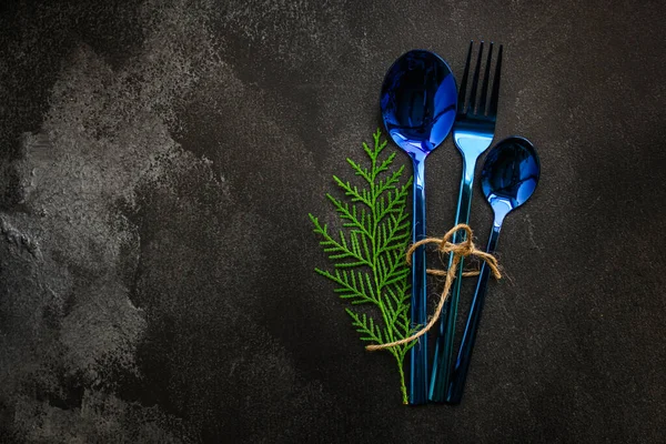 两勺叉子和松树芽 — 图库照片