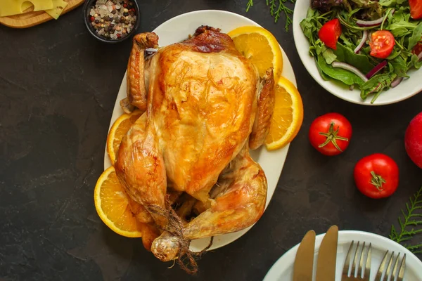 Ganze Gebackene Hühnchen Mit Vorspeisen — Stockfoto