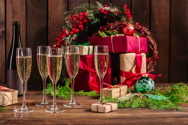 Karácsonyi Háttér Pezsgős Poharak Ajándékdobozok Asztalon — Stock Fotó