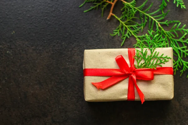 Різдвяна Подарункова Коробка Червоною Стрічкою Чорному Тлі Вид Зверху — стокове фото