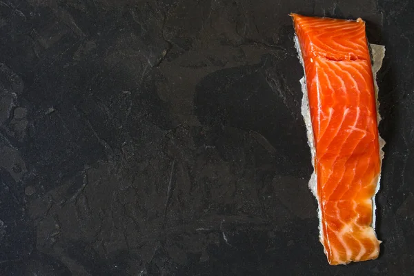 带有盐和香料的鲑鱼片 背景为黑色石头 顶部视图 — 图库照片