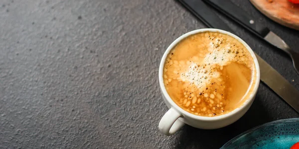 Tazza Caffè Con Schiuma Sul Tavolo — Foto Stock