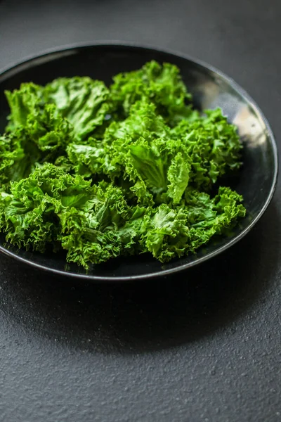 Verse Groene Salade Een Kom Een Zwarte Achtergrond — Stockfoto