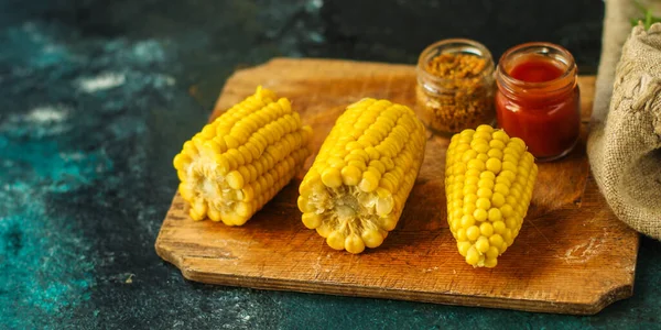 Főtt Kukorica Mustárral Szósszal — Stock Fotó