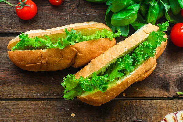 Bułki Hot Dogów Sałatą Drewnianym Tle — Zdjęcie stockowe