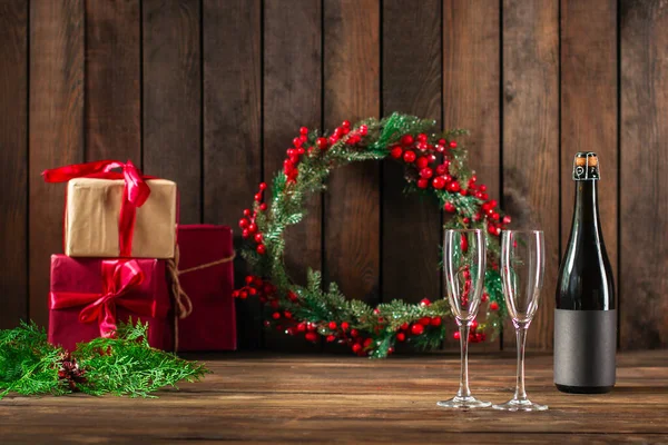 Sfondo Natale Con Champagne Scatole Regalo Tavola Legno — Foto Stock