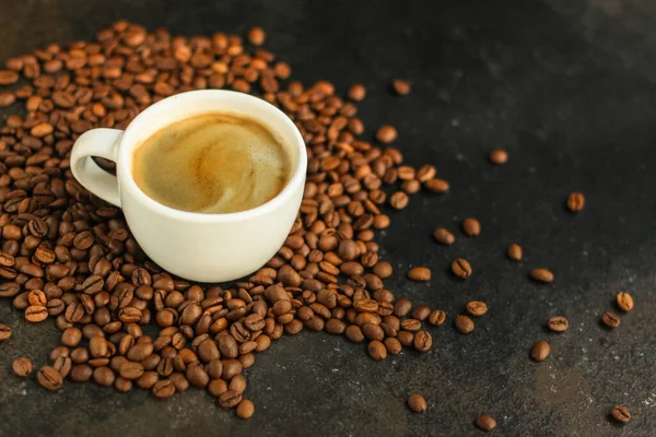 Taza Café Con Frijoles Asados Sobre Fondo Oscuro — Foto de Stock