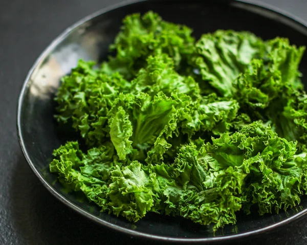 Frischer Grüner Salat Einer Schüssel Auf Schwarzem Hintergrund — Stockfoto