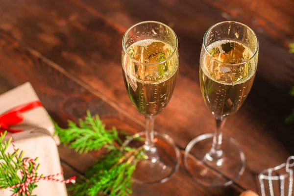 Kerstversiering Met Champagne Sparren Takken Houten Ondergrond — Stockfoto