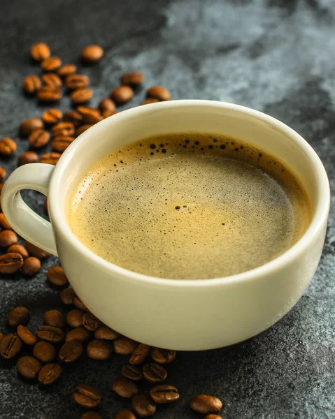Kopje Koffie Met Gebrande Bonen Een Zwarte Achtergrond — Stockfoto