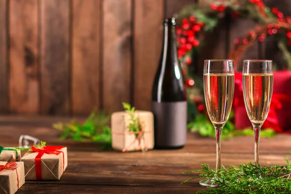 Jul Bakgrund Med Champagne Presentask Och Glas Vin Träbord — Stockfoto