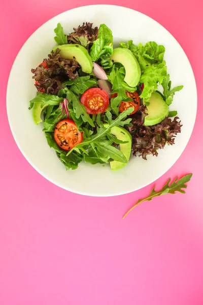 Fermer Salade Avec Mélange Herbes Tomates Avocat — Photo