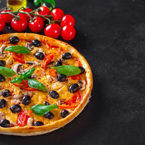 Pizza Oliwkami Pomidorami Bazylią Grzybami — Zdjęcie stockowe