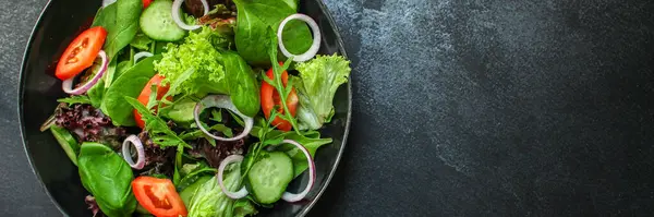 Salade Aux Herbes Mélange Oignon Concombres Tomates — Photo