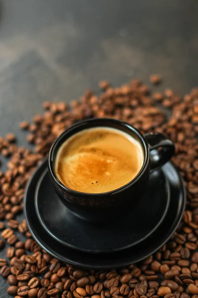Koffiekopje Met Geroosterde Bonen Een Donkere Achtergrond — Stockfoto