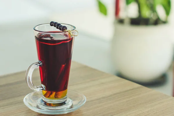 Fermer Vin Chaud Dans Une Tasse Verre — Photo