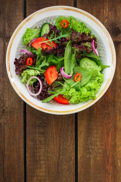 Insalata Con Erbe Mescolare Cipolla Cetrioli Pomodori — Foto Stock