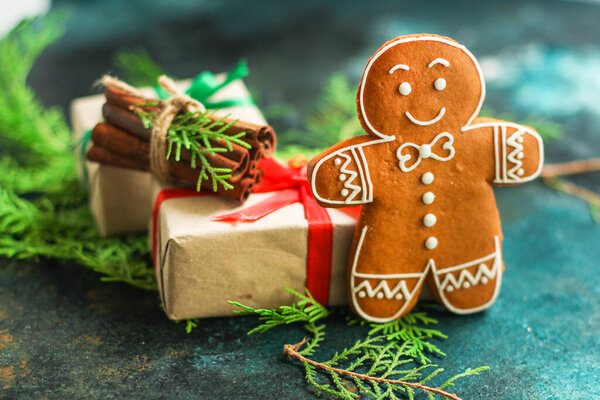 Рождественское пряничное печенье на деревянном фоне