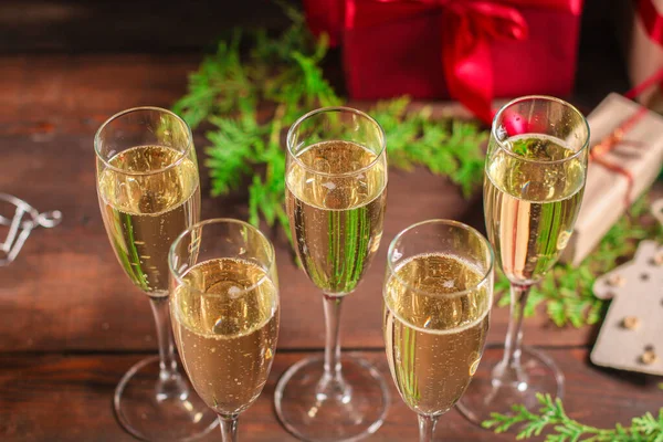 Glas Champagne Och Ett Glas Vin Bordet — Stockfoto