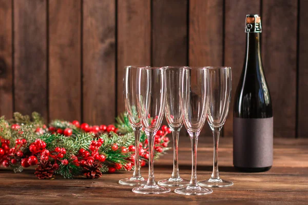 木制背景的香槟酒杯和葡萄酒 — 图库照片