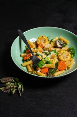 sebzeli ve peynirli makarna