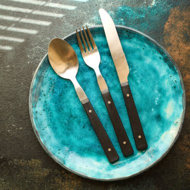 Mavi arka planda bıçak ve çatal bıçak seti.