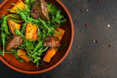 Karaciğer, bitki ve biberli salata.