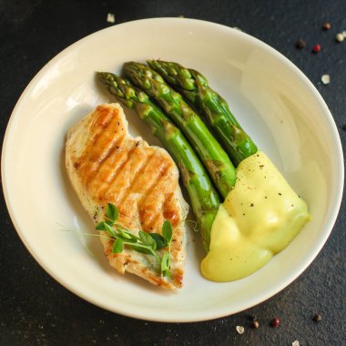 Koyu arkaplanda kuşkonmaz olan bir balık parçası.