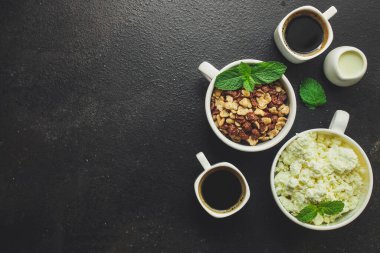 gevrekler ve kahvenin üst görüntüsü 