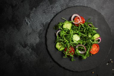 Sebzeli ve otlu taze salata