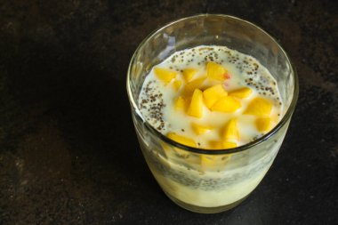 Şeftalili chia pudingi