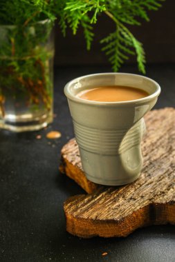 Tahtada bir fincan kahve.