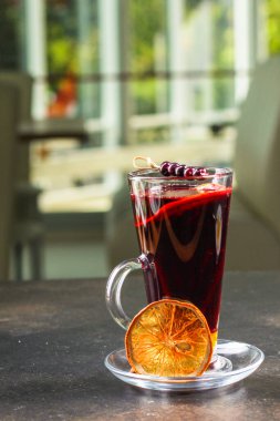 Kapatın cam bardakta sıcak şarap.