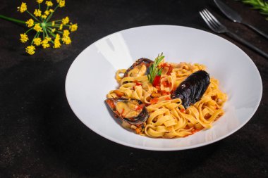 midyeli makarna ve domates sosu.