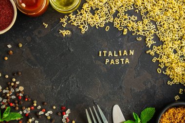 Karanlık bir arka planda baharatlar ve otlar. Üst Manzara. Metnin için boş yer.