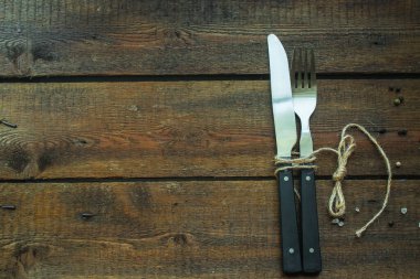 çatal ve bıçak ahşap arka planda