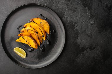 Fırınlanmış kabak dilimlerinin üst görüntüsü