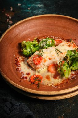 Brokoli ve havuçlu fırında balık.