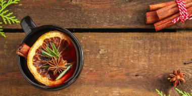 Biberiyeli çay, anason yıldızı, tarçın çubuğu ve kurutulmuş portakal dilimi.